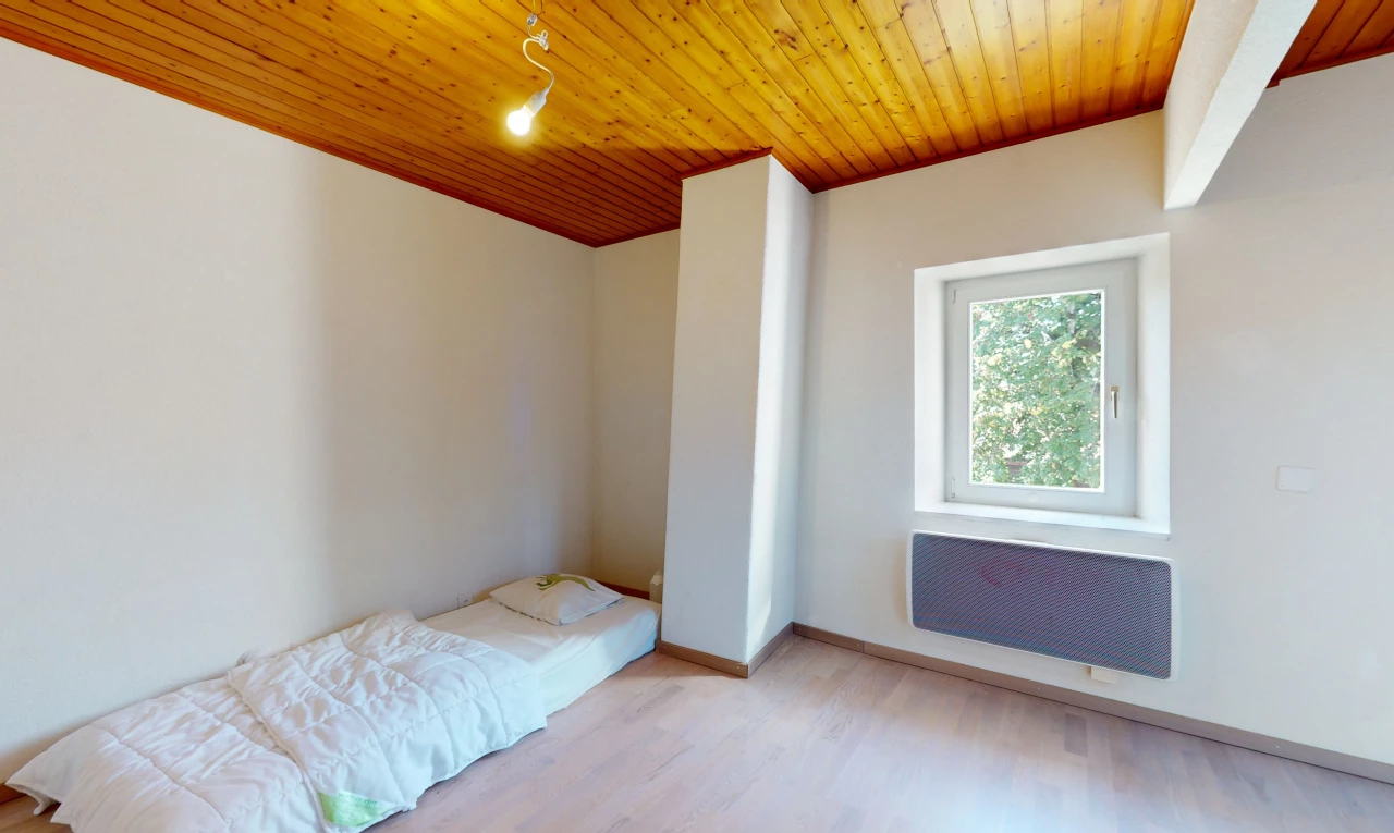 chambre avec lumière naturelle, plancher de bois, et plafond de bois