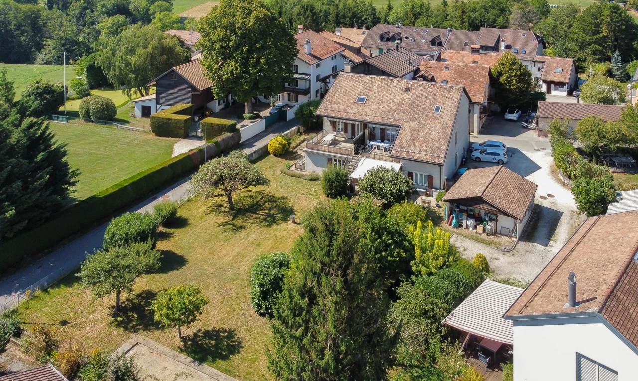 façade avec vue résidentielle et pelouse
