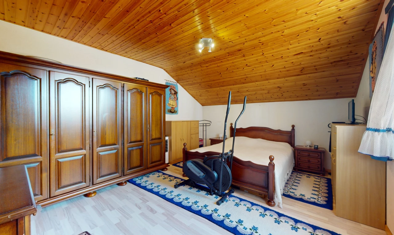 chambre avec plancher de bois, plafond voûté, et plafond de bois