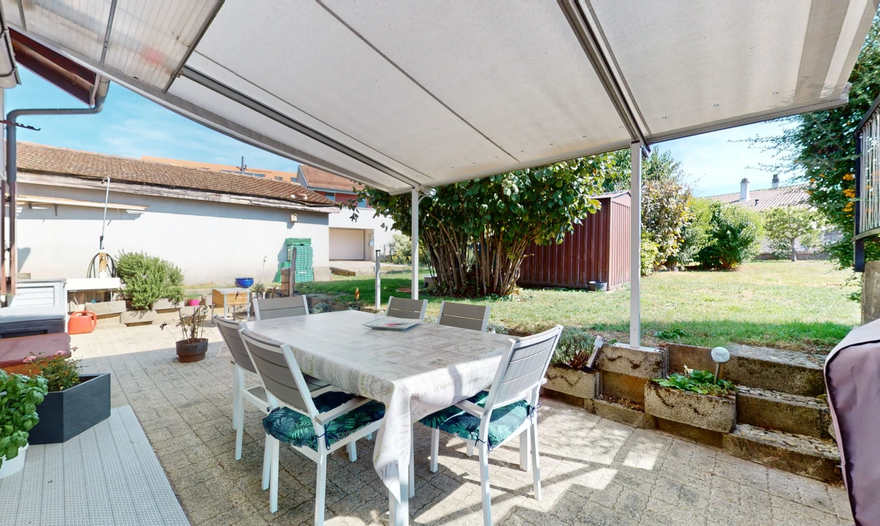 terrasse avec pelouse et patio