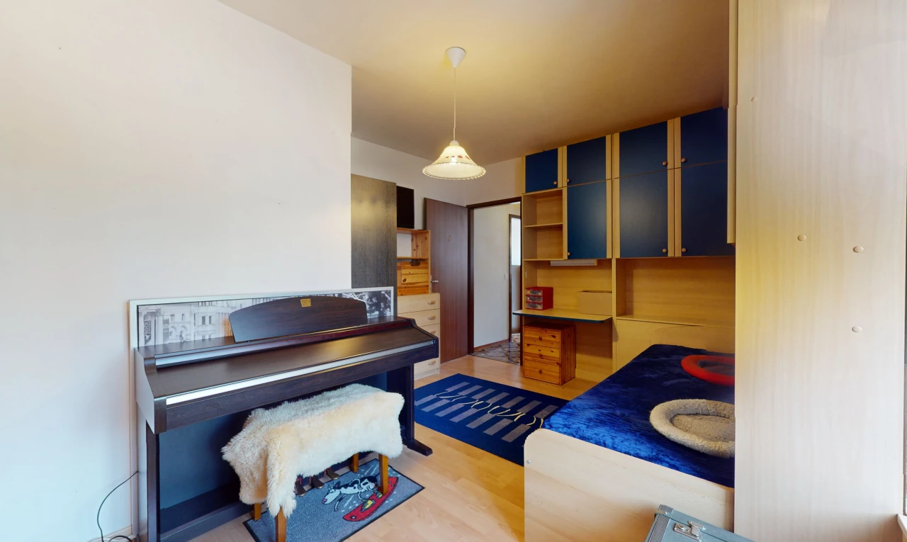 chambre avec plancher de bois