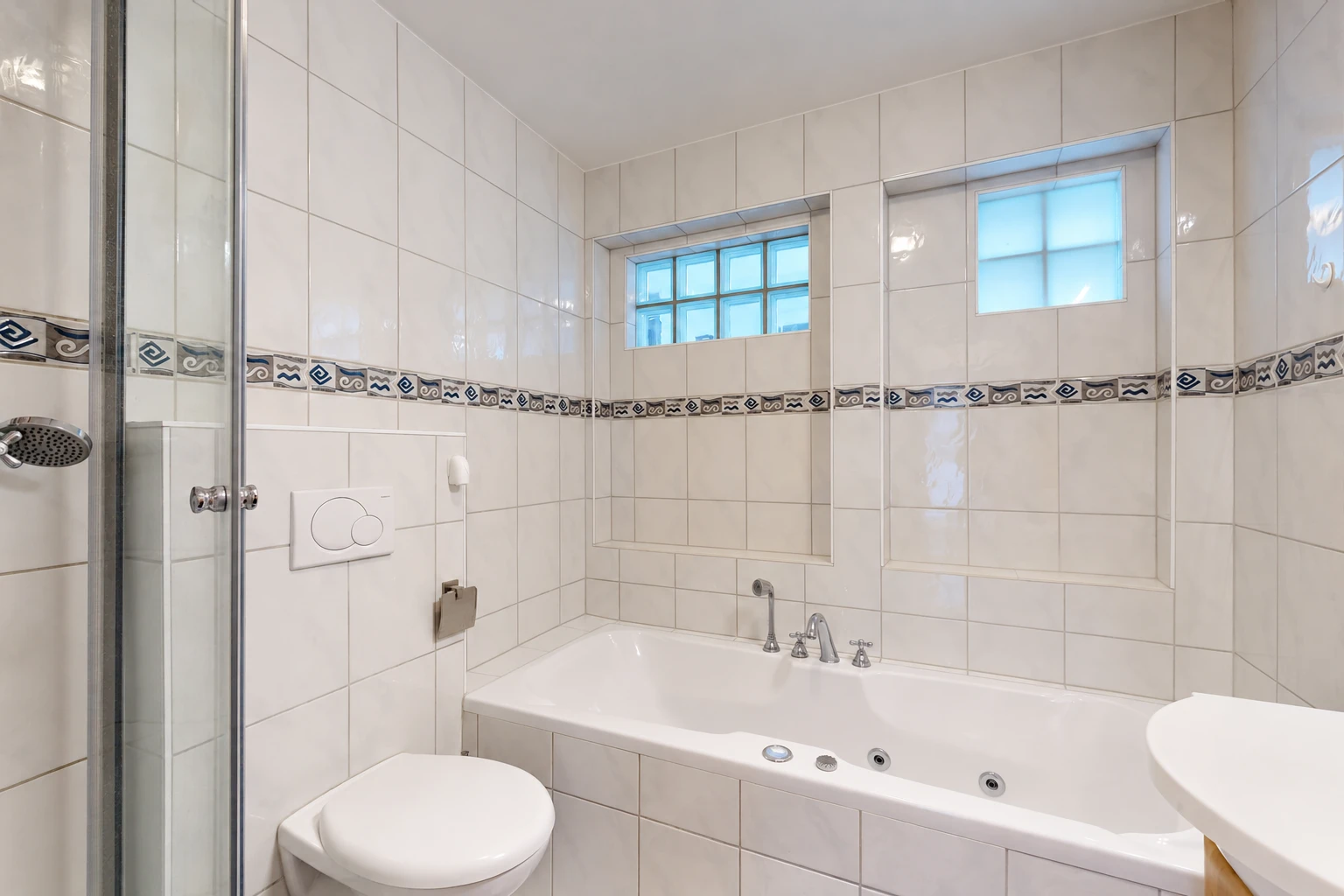 salle de bains avec salle de bain complète, bain, mur en carrelage, tile wall, et inside property