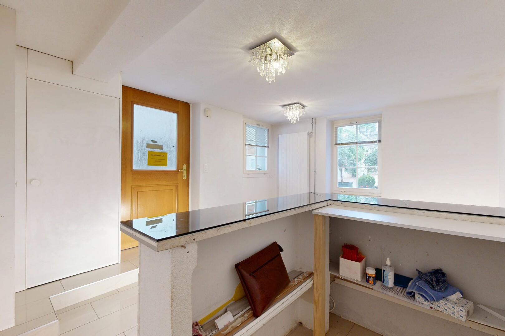cuisine avec light floor, cloison sèche, drywall, lumière naturelle, et inside property