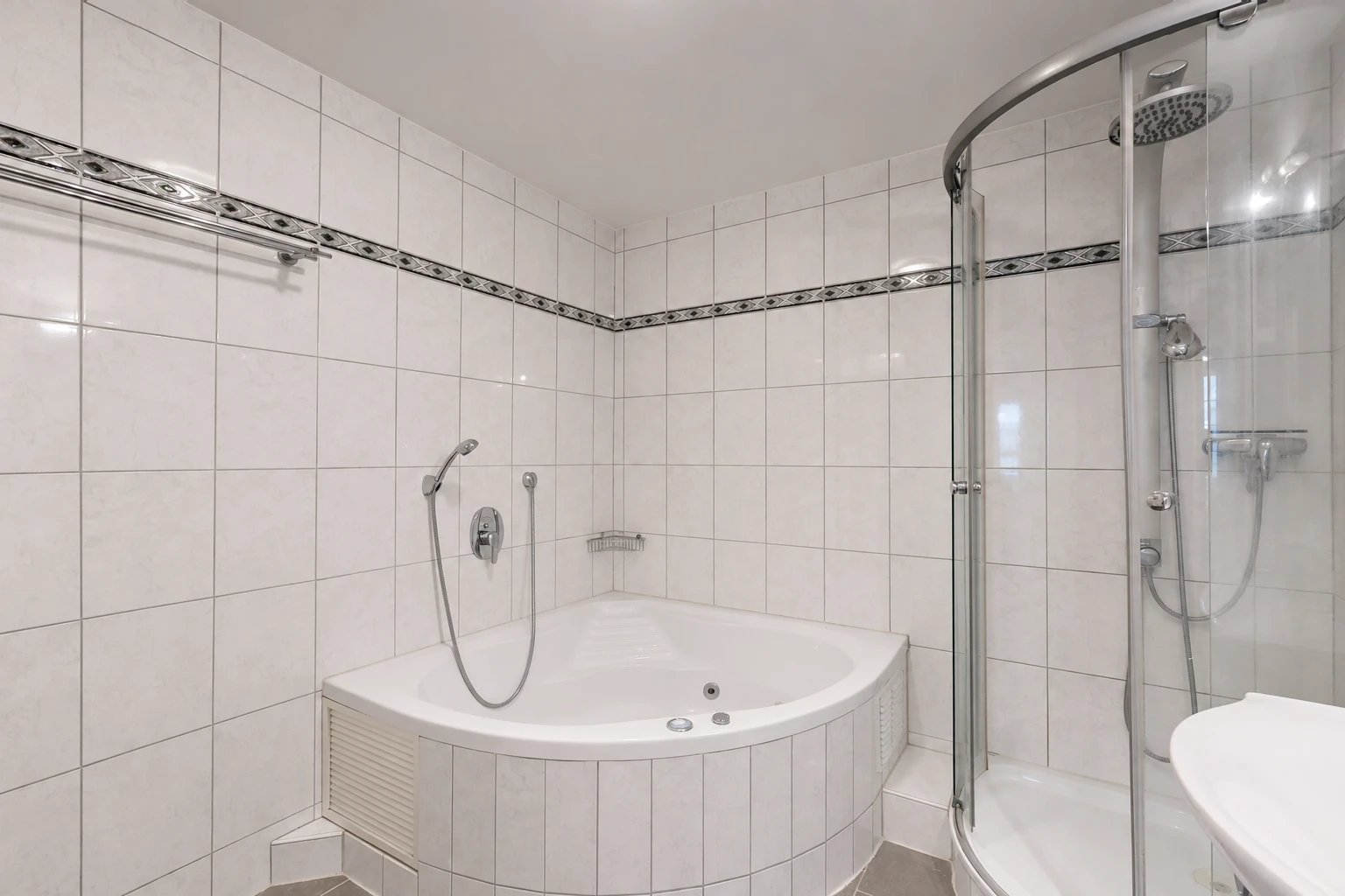 salle de bains avec tile wall, mur en carrelage, douche, salle de bain complète, et bain