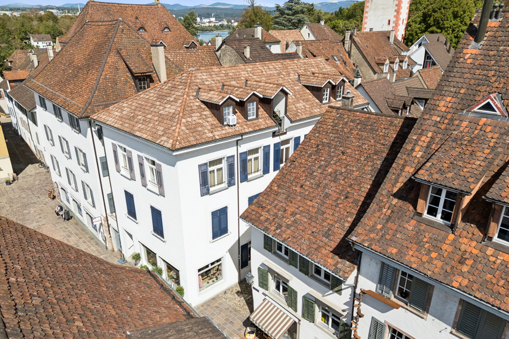 extérieur du bâtiment avec drone view, residential view, et vue résidentielle