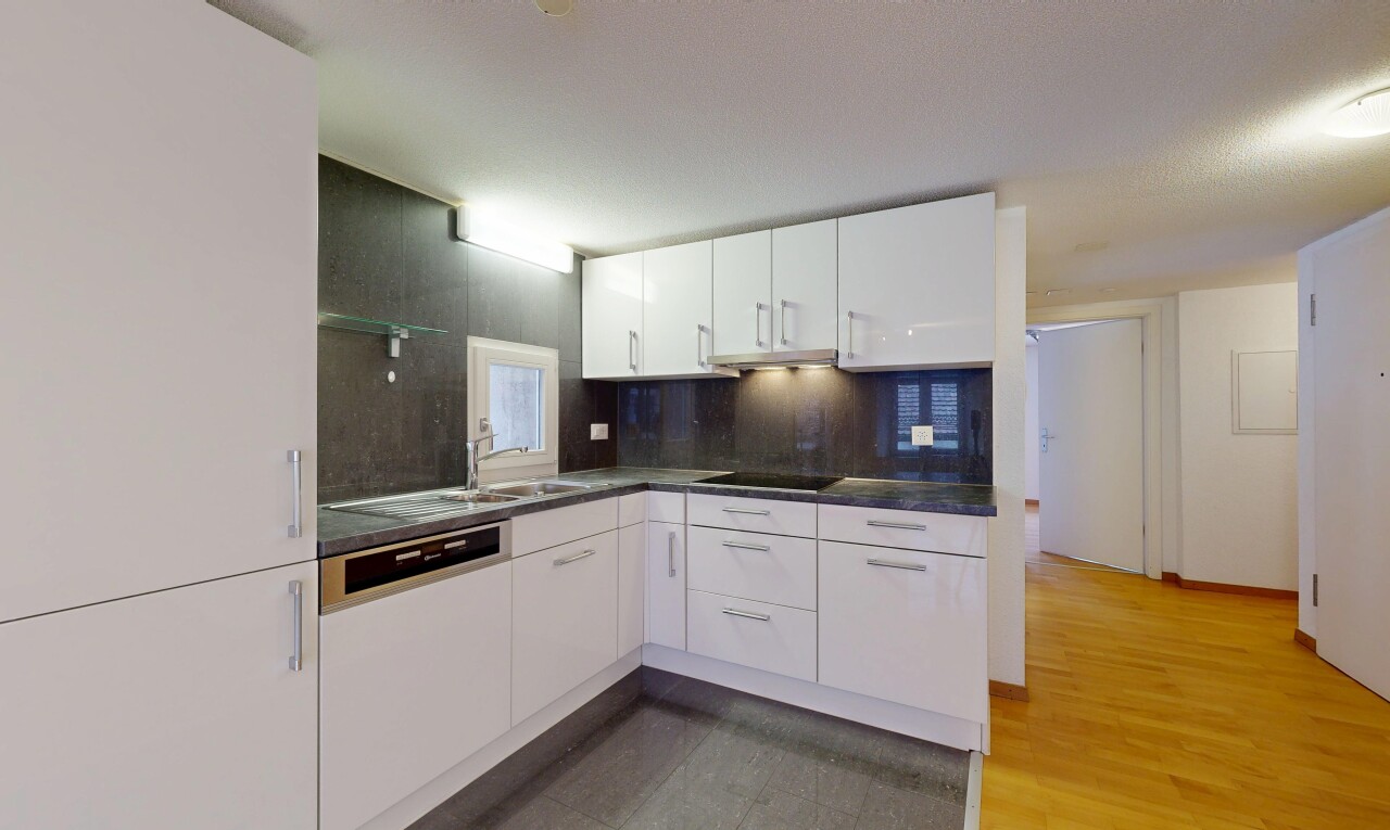 cuisine avec dark countertops, plans de travail, white cabinets, armoires blanches, et évier