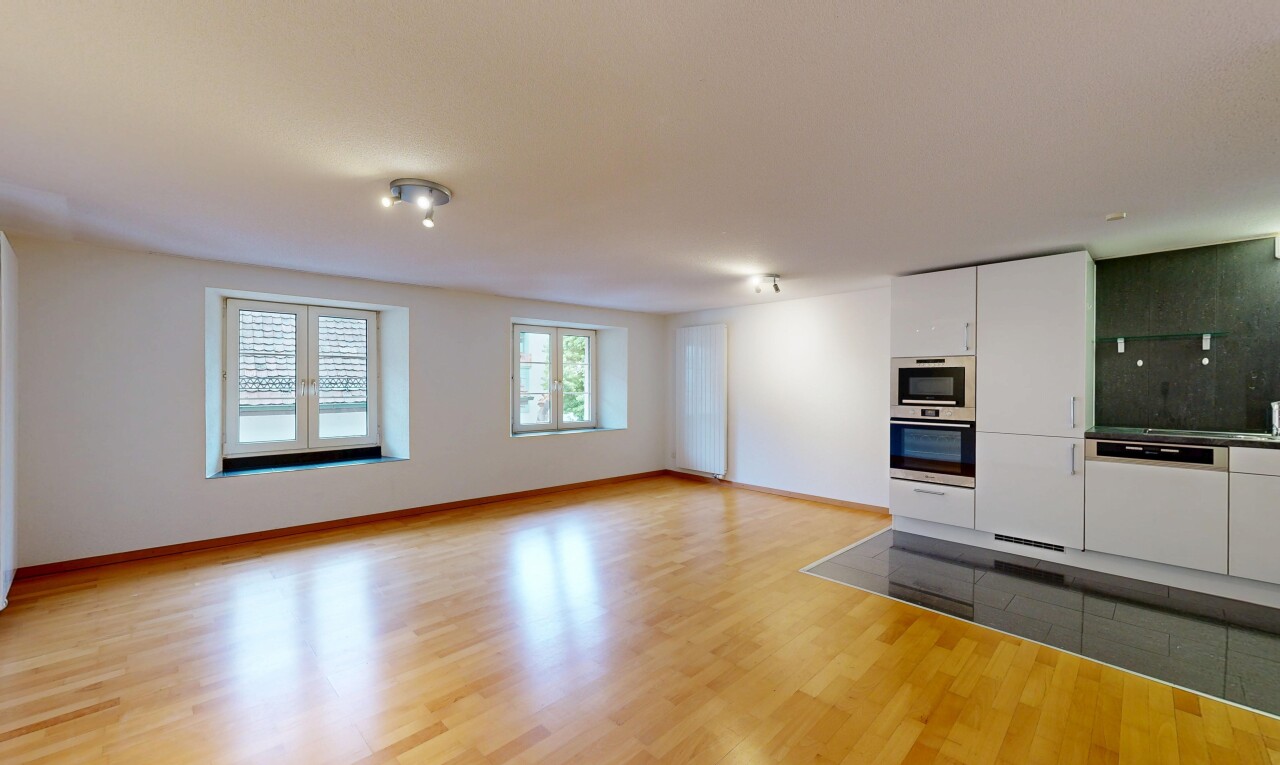 pièce vide avec lumière naturelle, cloison sèche, drywall, inside property, et sol en finition bois
