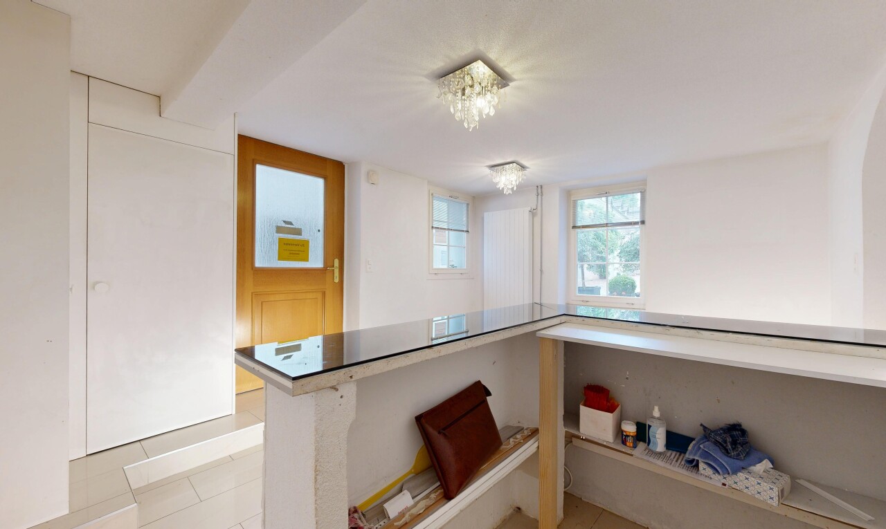 cuisine avec light floor, cloison sèche, drywall, lumière naturelle, et inside property
