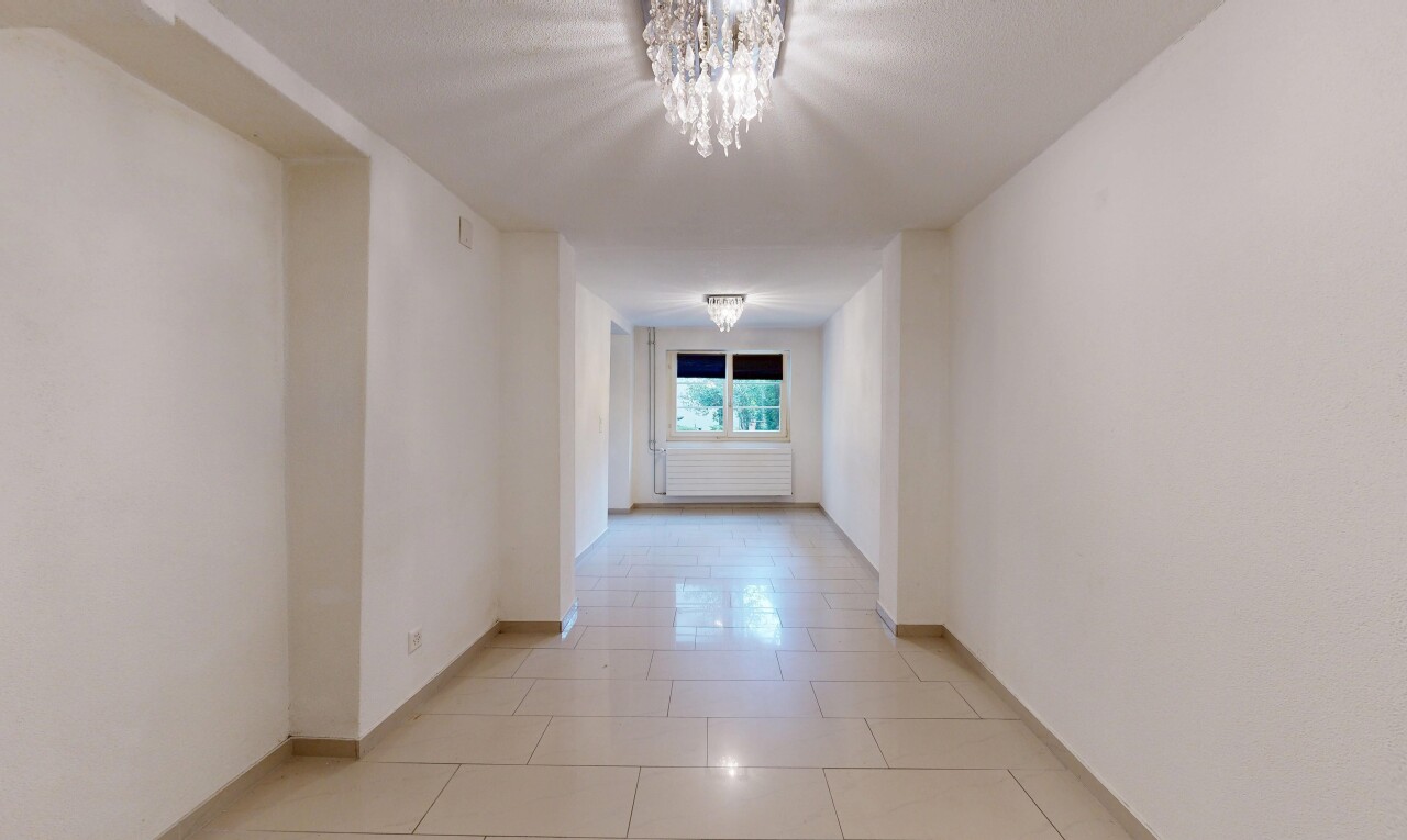 pièce vide avec radiateur, drywall, cloison sèche, light floor, et inside property