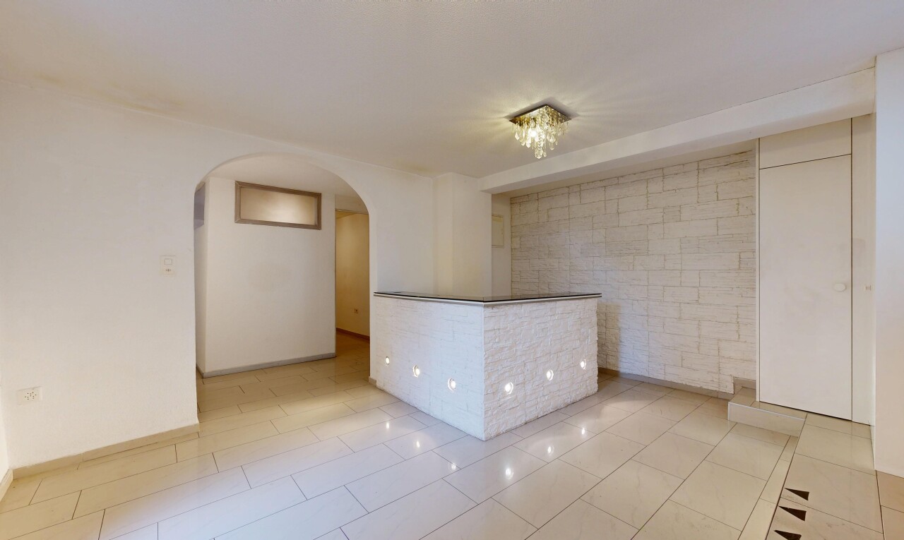 pièce vide avec passages en arc, drywall, cloison sèche, inside property, et light floor