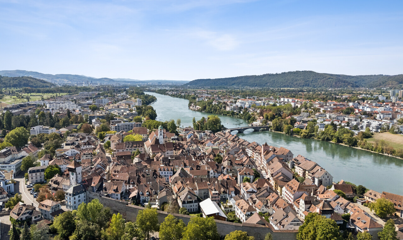 vue sur la mer avec canal / river view, water view, vue sur l'eau, river view, et day time