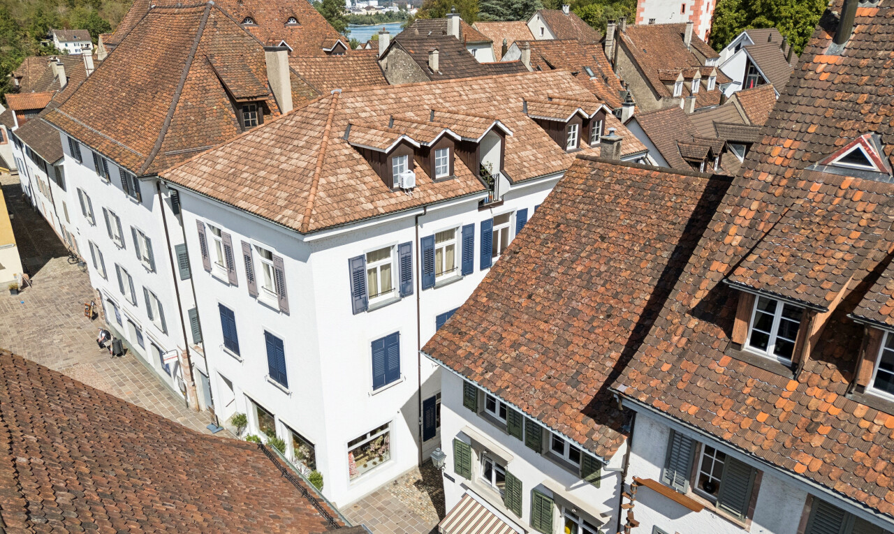extérieur du bâtiment avec drone view, residential view, et vue résidentielle