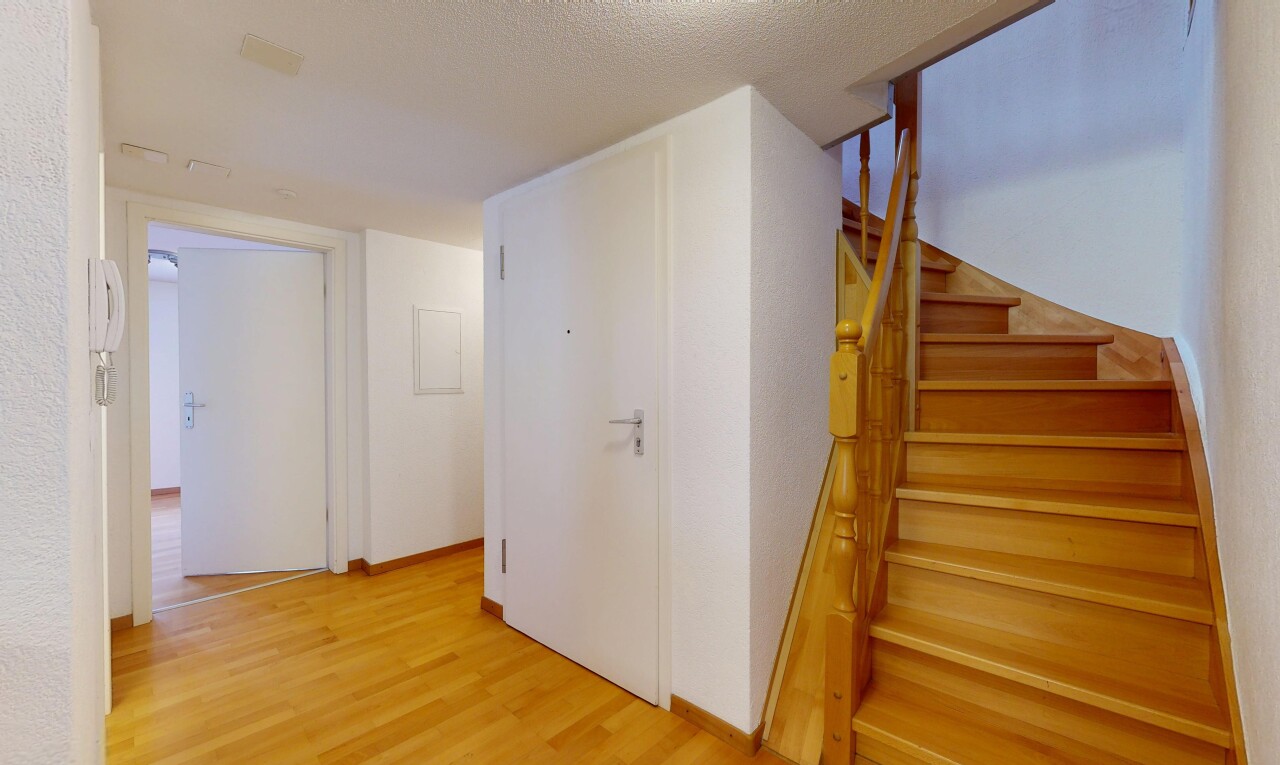 escaliers avec wood finish stairs, sol en finition bois, wood finish floor, escaliers, et inside property