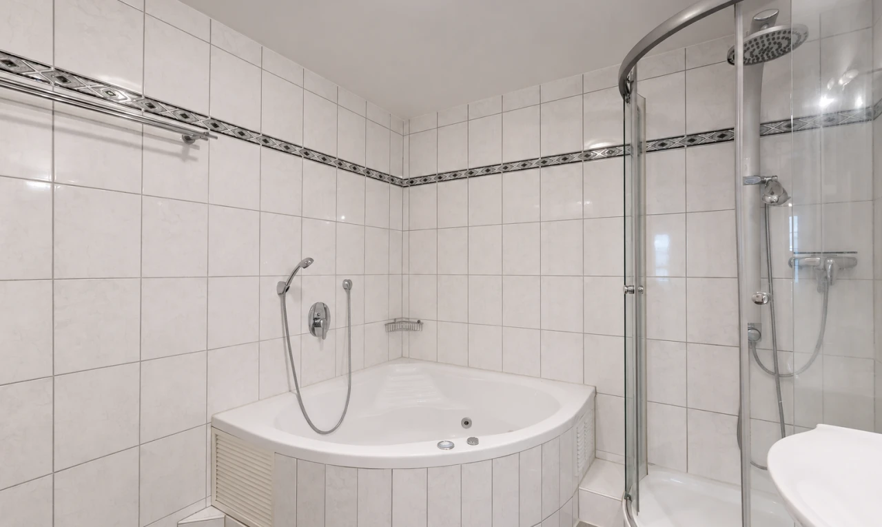 salle de bains avec tile wall, mur en carrelage, douche, salle de bain complète, et bain