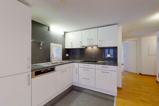 küche mit dark countertops, arbeitsplatten, white cabinets, weiße schränke, und waschbecken