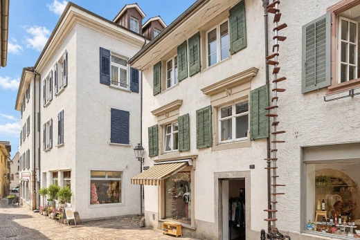 extérieur du bâtiment avec auvent et day time