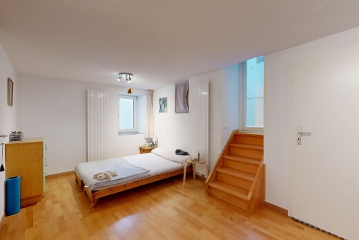 zimmer / schlafzimmer mit wood finish stairs, drywall, gipskartonwand, inside property, und wood finish floor