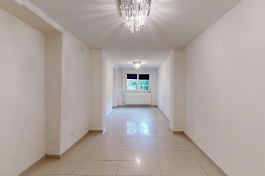 leerer raum mit kühler, drywall, gipskartonwand, light floor, und inside property