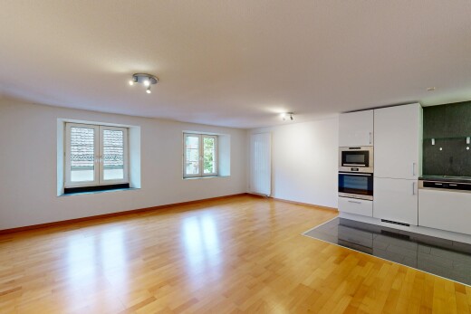 pièce vide avec lumière naturelle, cloison sèche, drywall, inside property, et sol en finition bois
