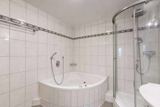 bad mit tile wall, fliesenwand, dusche, komplettes badezimmer, und bad