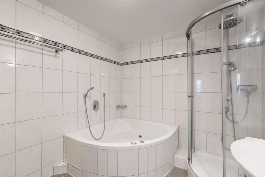 salle de bains avec tile wall, mur en carrelage, douche, salle de bain complète, et bain