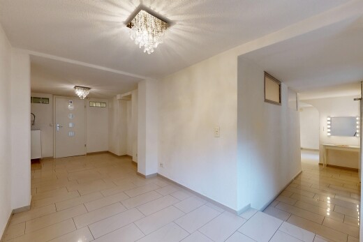 leerer raum mit drywall, gipskartonwand, light floor, inside property, und gewölbte gehwege