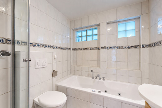 bad mit komplettes badezimmer, bad, fliesenwand, tile wall, und inside property