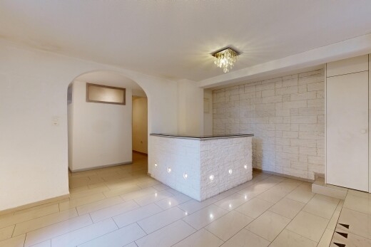 leerer raum mit gewölbte gehwege, drywall, gipskartonwand, inside property, und light floor