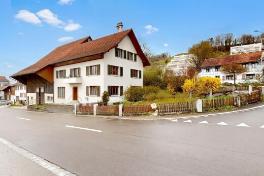 außenansicht mit zaun und day time