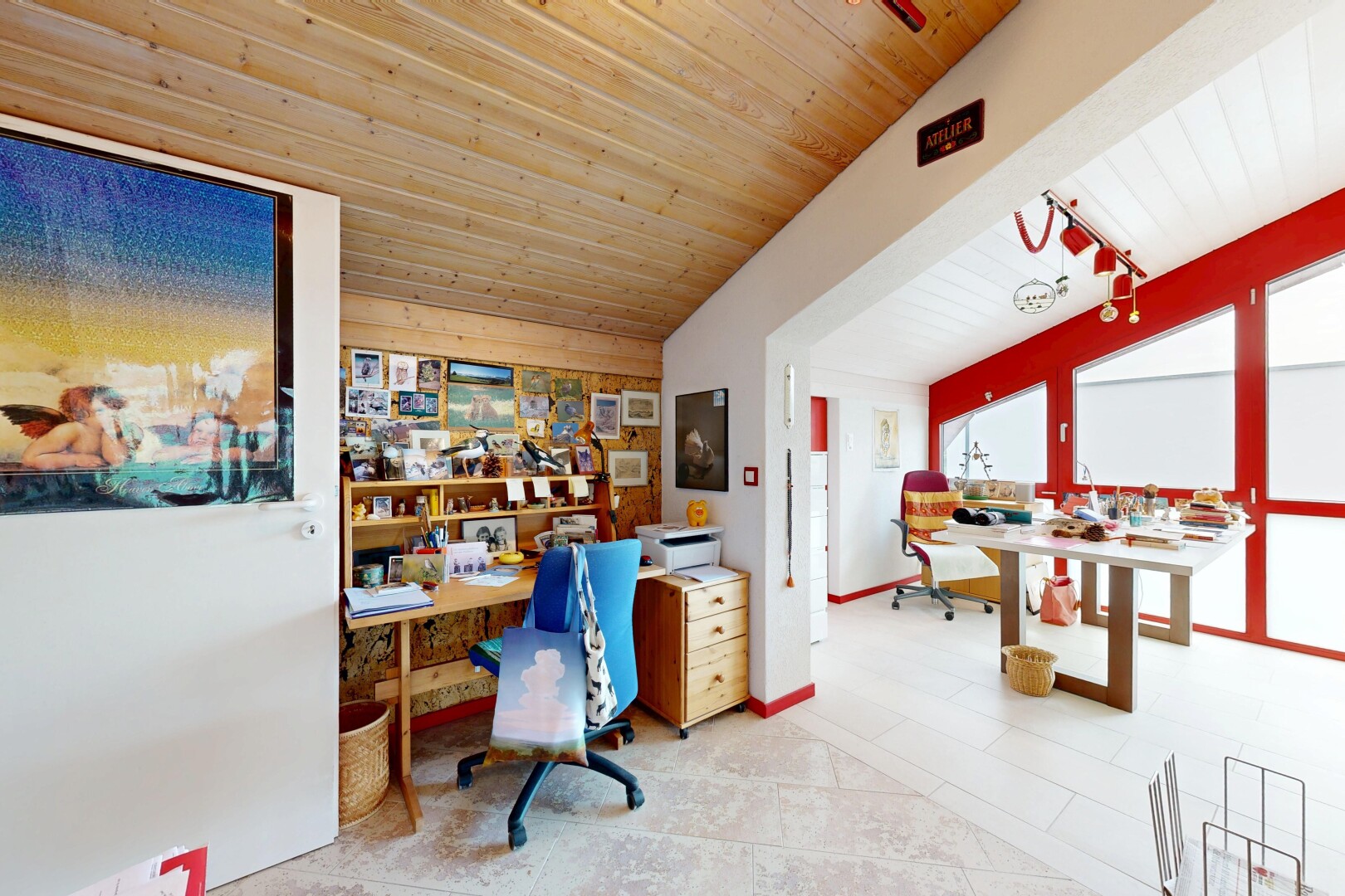 bureau avec espace bureau, inside property, cloison sèche, drywall, et lumière naturelle