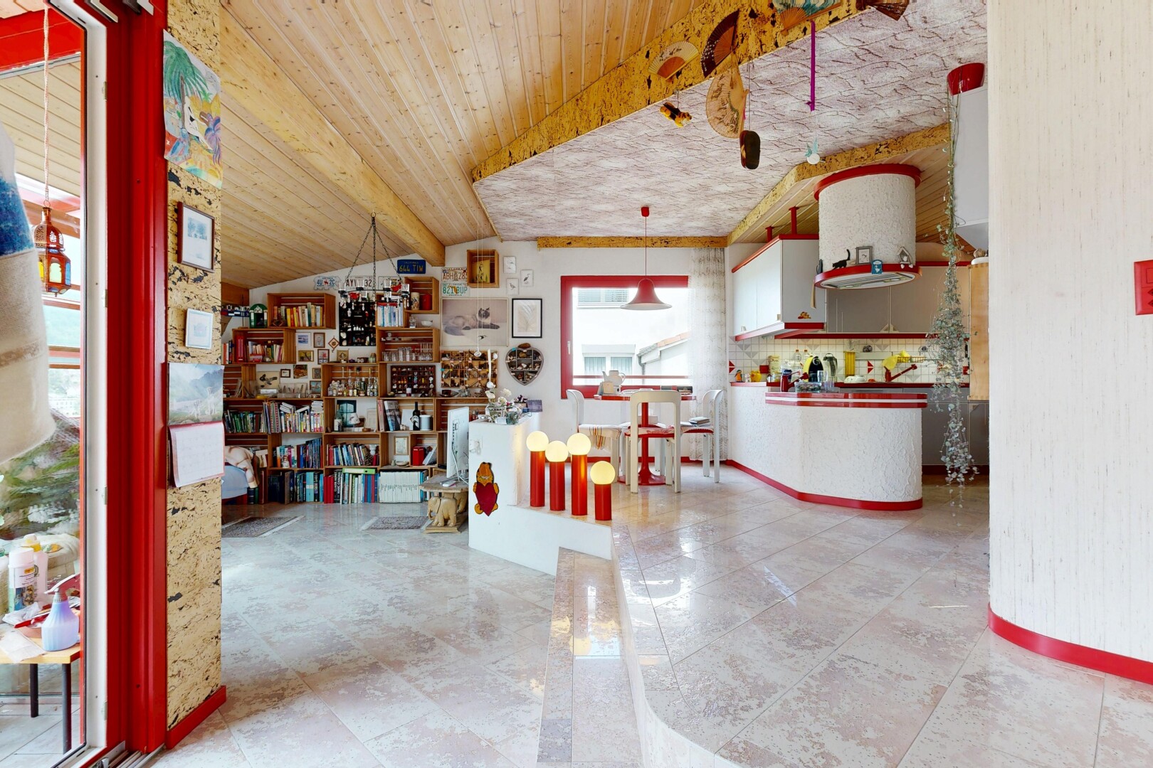 salle à manger avec inside community, plafond à poutres, beamed ceiling, plafond en bois, et wood ceiling
