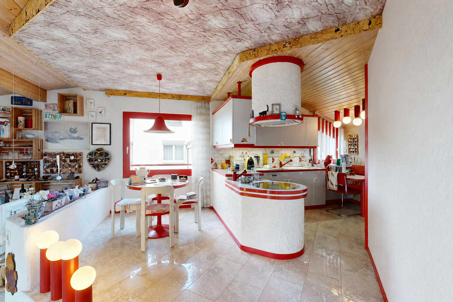 cuisine avec armoires blanches, white cabinets, inside property, lumière naturelle, et natural light