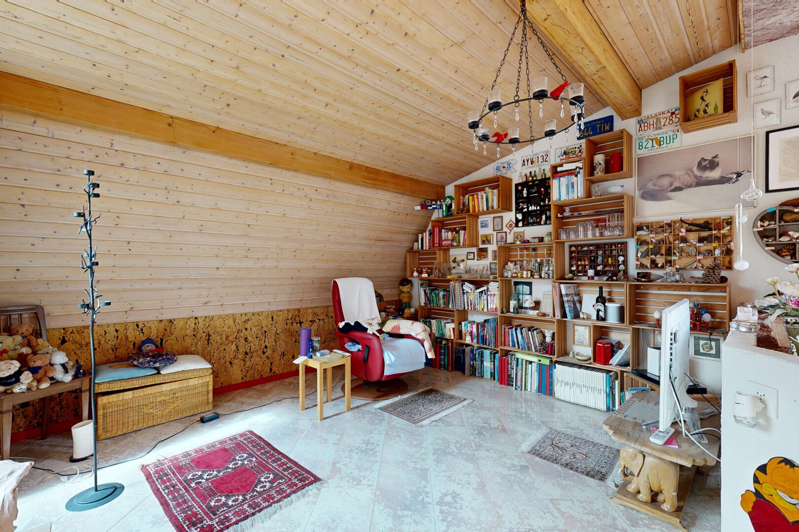 bureau avec mur en bois, wood wall, inside property, plafond à poutres, et beamed ceiling