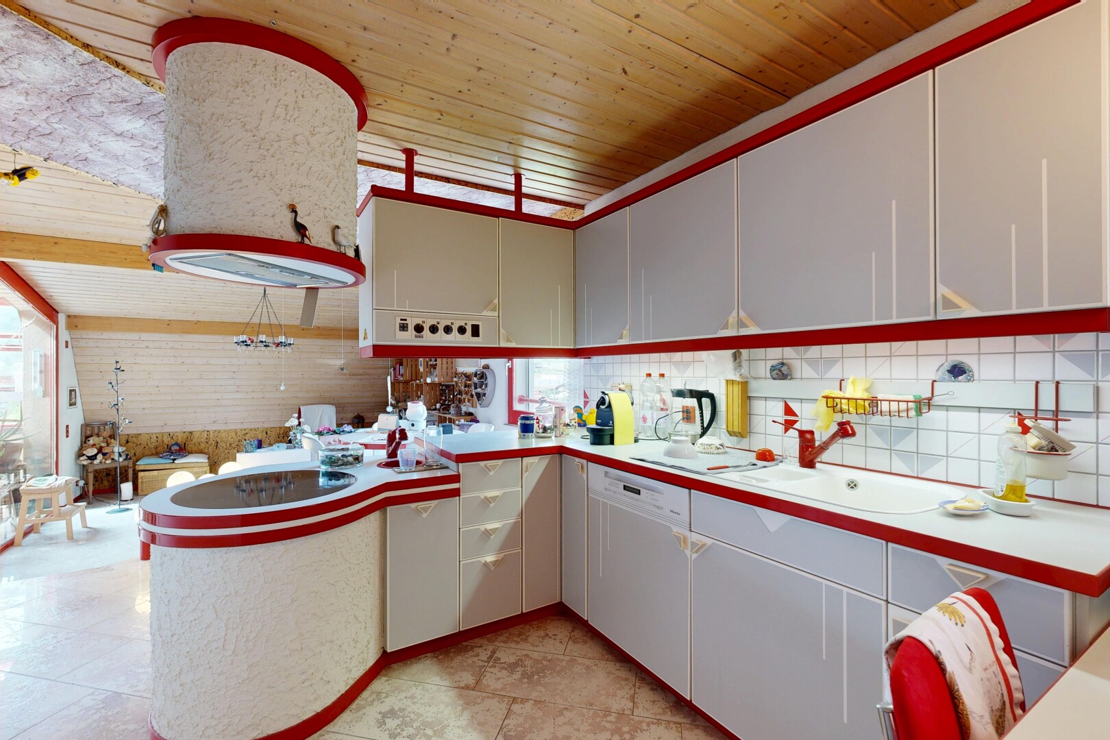 cuisine avec plafond en bois, wood ceiling, light countertops, plans de travail, et light floor