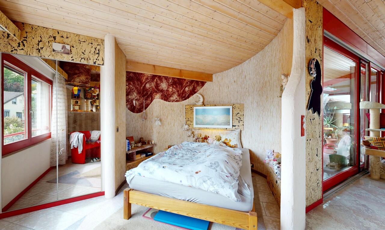 chambre avec lumière naturelle, natural light, placard, inside property, et plafond en bois