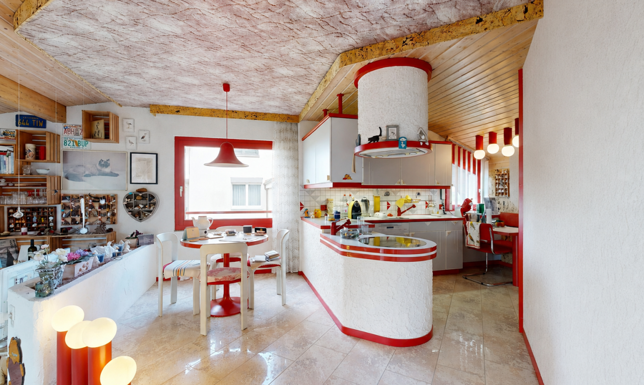 cuisine avec armoires blanches, white cabinets, inside property, lumière naturelle, et natural light
