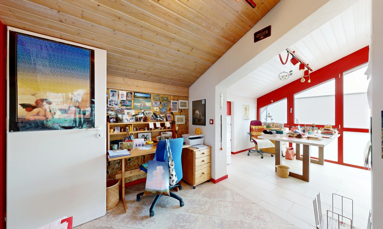 bureau avec espace bureau, inside property, cloison sèche, drywall, et lumière naturelle