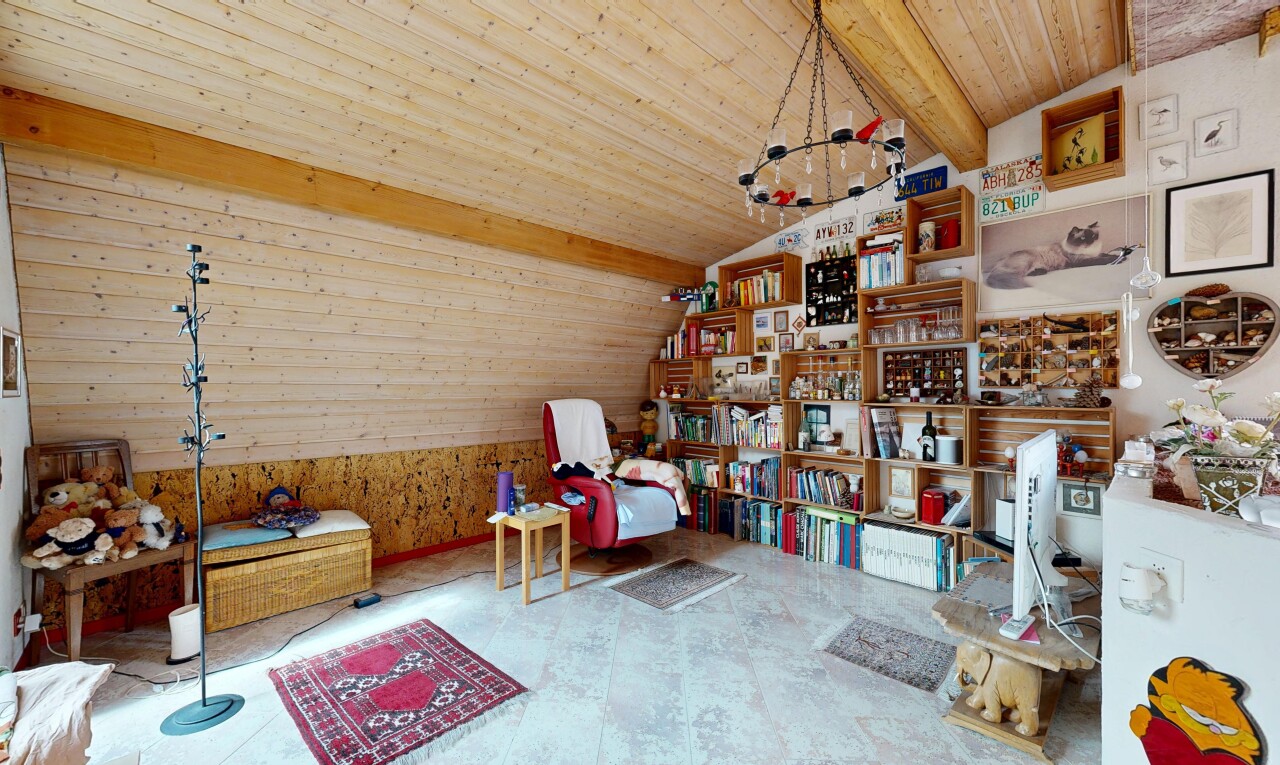 bureau avec mur en bois, wood wall, inside property, plafond à poutres, et beamed ceiling