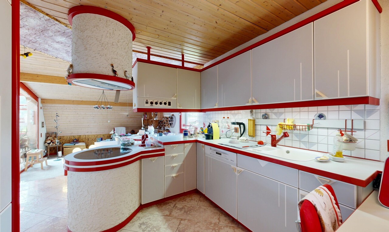 cuisine avec plafond en bois, wood ceiling, light countertops, plans de travail, et light floor