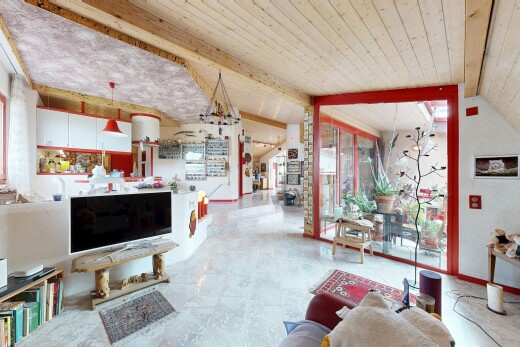 salon avec inside property, télévision, plafond voûté, vaulted ceiling, et plafond en bois
