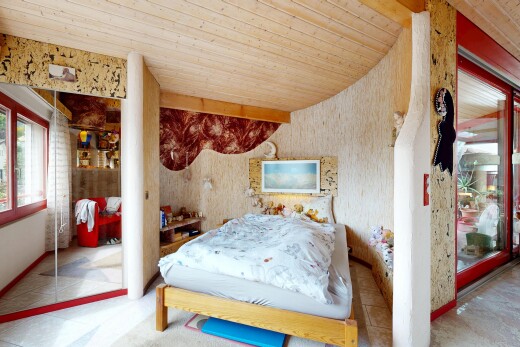 chambre avec lumière naturelle, natural light, placard, inside property, et plafond en bois