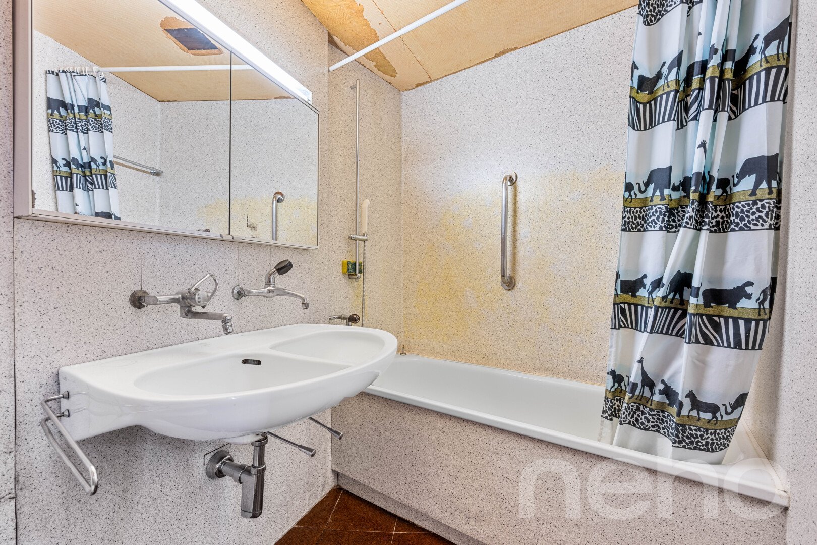 bad mit kombiniertes bad / dusche, komplettes badezimmer, waschbecken, inside property, und dark floor
