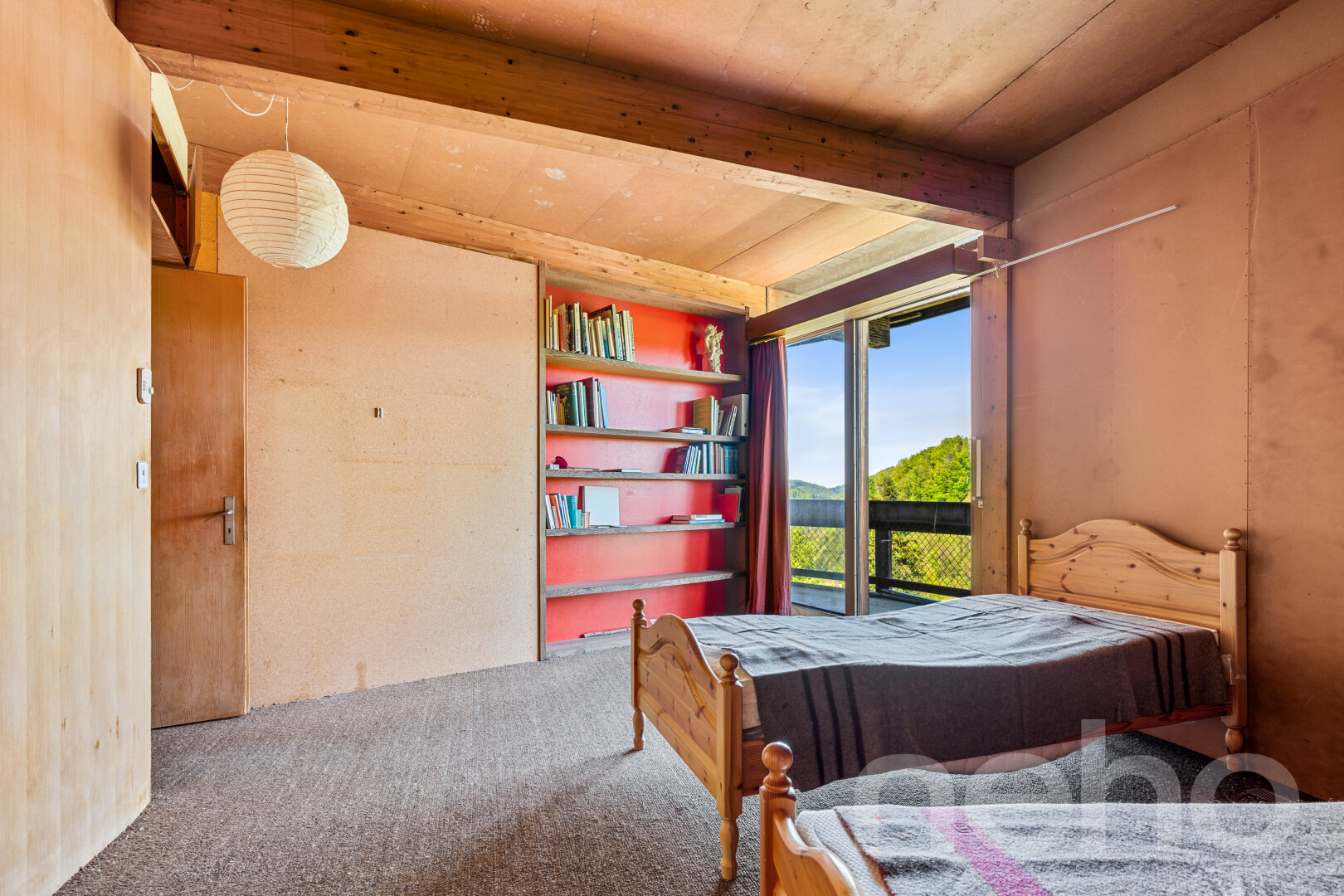 zimmer / schlafzimmer mit inside property, natürliches licht, natural light, teppich, und carpet