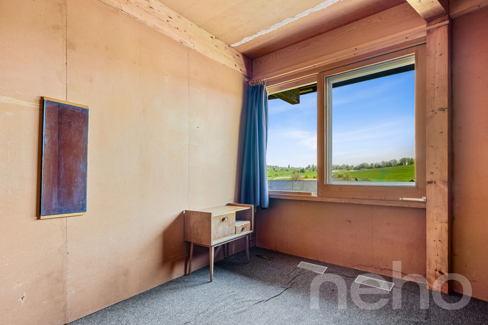 zimmer / schlafzimmer mit day time, carpet, teppich, inside property, und natural light