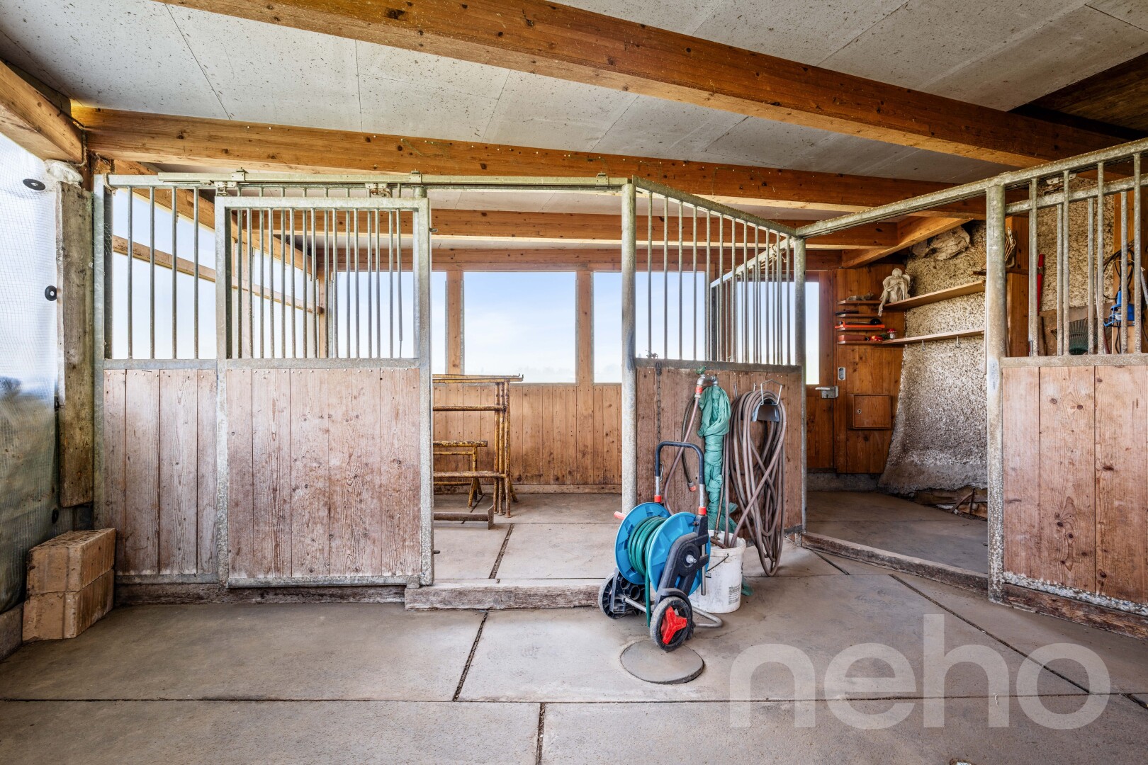 fitnessstudio mit day time, natürliches licht, natural light, unfinished floor, und inside property