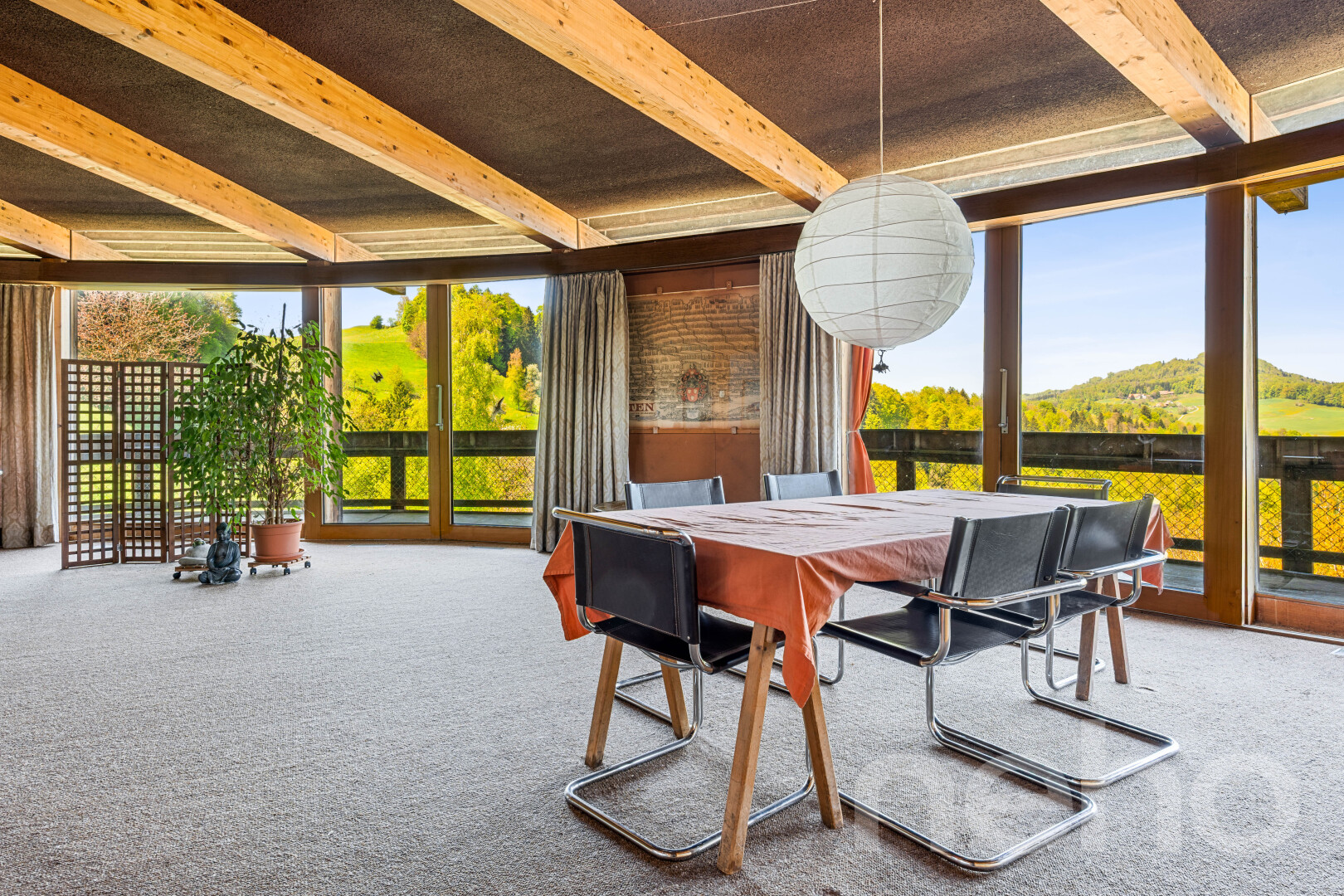 esszimmer mit day time, beamed ceiling, balkendecke, natural light, und natürliches licht