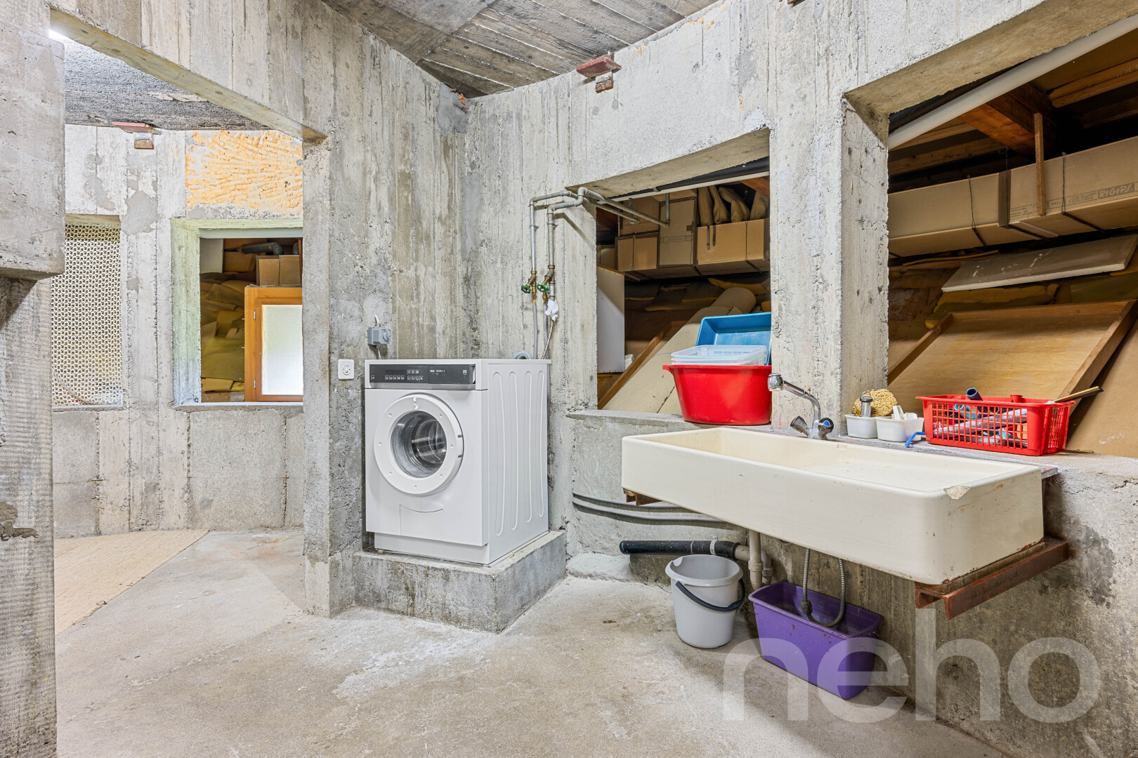 wäschekammer mit unfinished concrete floor, betonboden, concrete floor, betonmauer, und concrete wall