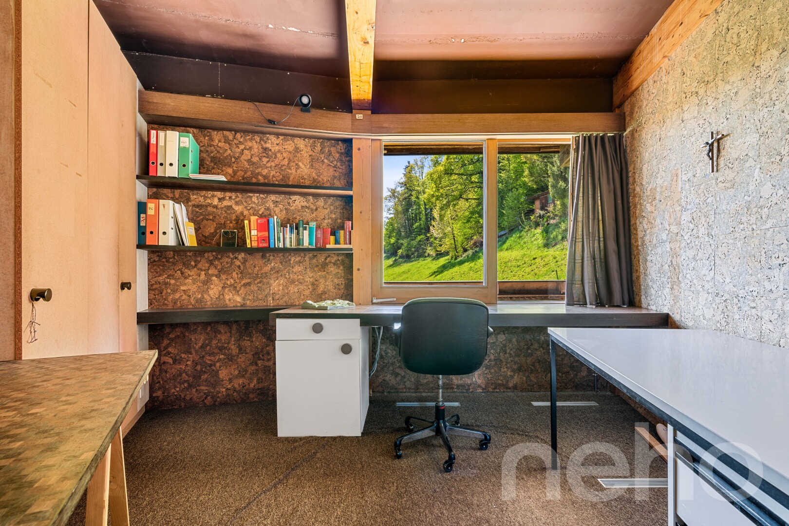 büro mit inside property, carpet, teppich, bürobereich, und natural light