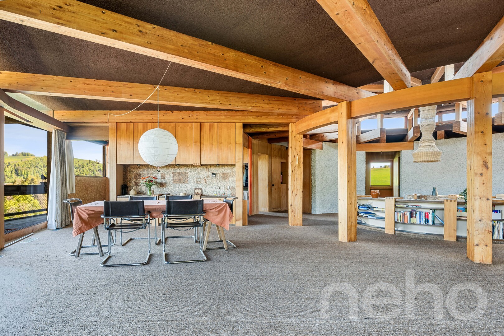 esszimmer mit carpet, teppich, beamed ceiling, balkendecke, und natural light