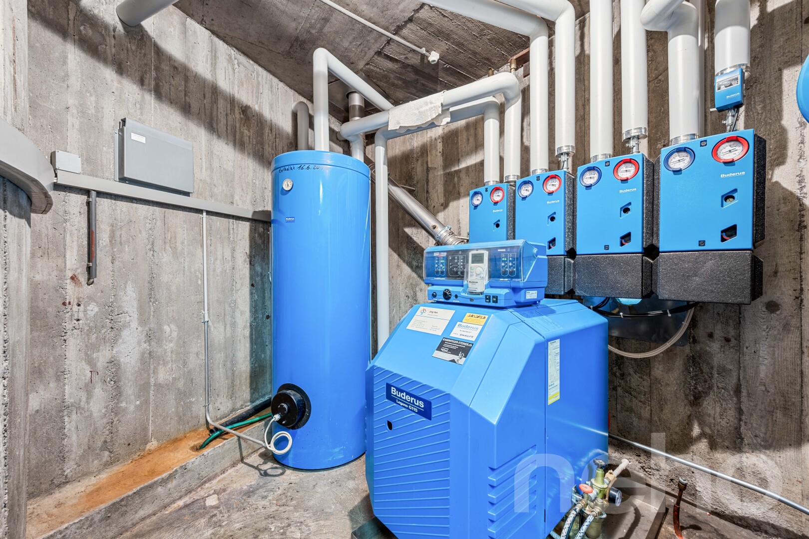 fitnessstudio mit heizkessel, keller, wasserkocher, inside community, und concrete floor